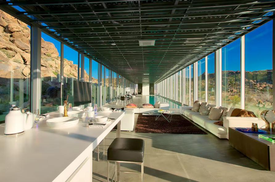 Cum arată în interior „Casa invizibilă”, acoperită cu oglinzi, care se camuflează perfect în decor. Locuința a fost scoasă la vânzare   998041