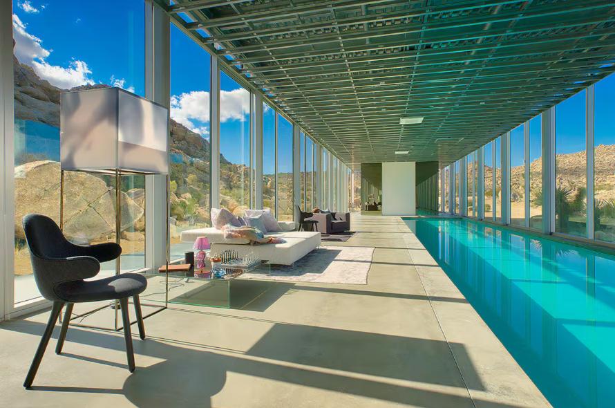 Cum arată în interior „Casa invizibilă”, acoperită cu oglinzi, care se camuflează perfect în decor. Locuința a fost scoasă la vânzare   998042