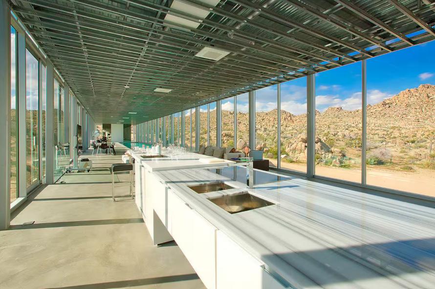 Cum arată în interior „Casa invizibilă”, acoperită cu oglinzi, care se camuflează perfect în decor. Locuința a fost scoasă la vânzare   998043