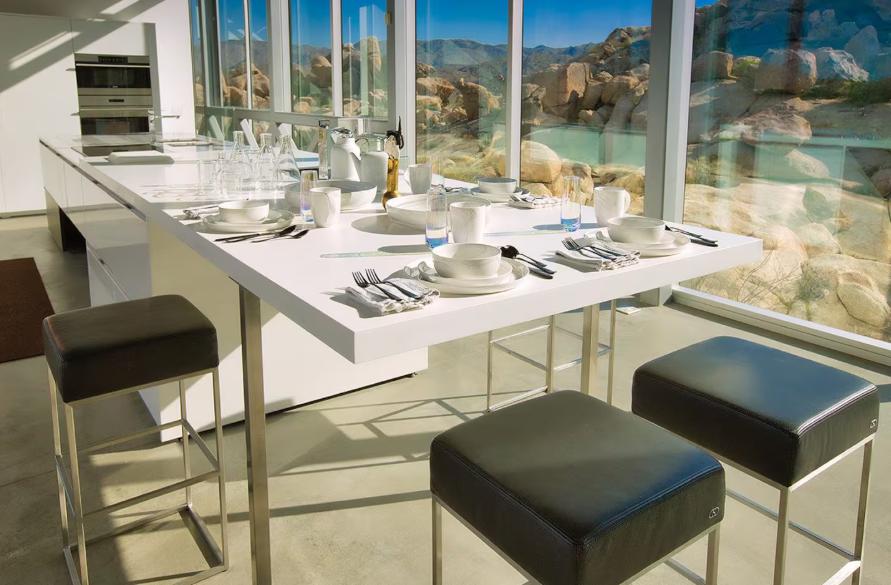 Cum arată în interior „Casa invizibilă”, acoperită cu oglinzi, care se camuflează perfect în decor. Locuința a fost scoasă la vânzare   998045