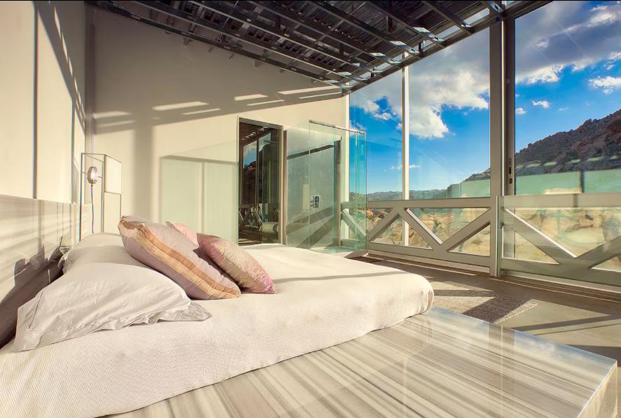 Cum arată în interior „Casa invizibilă”, acoperită cu oglinzi, care se camuflează perfect în decor. Locuința a fost scoasă la vânzare   998050