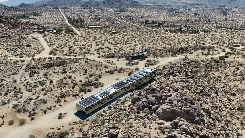 Cum arată în interior „Casa invizibilă”, acoperită cu oglinzi, care se camuflează perfect în decor. Locuința a fost scoasă la vânzare   998051