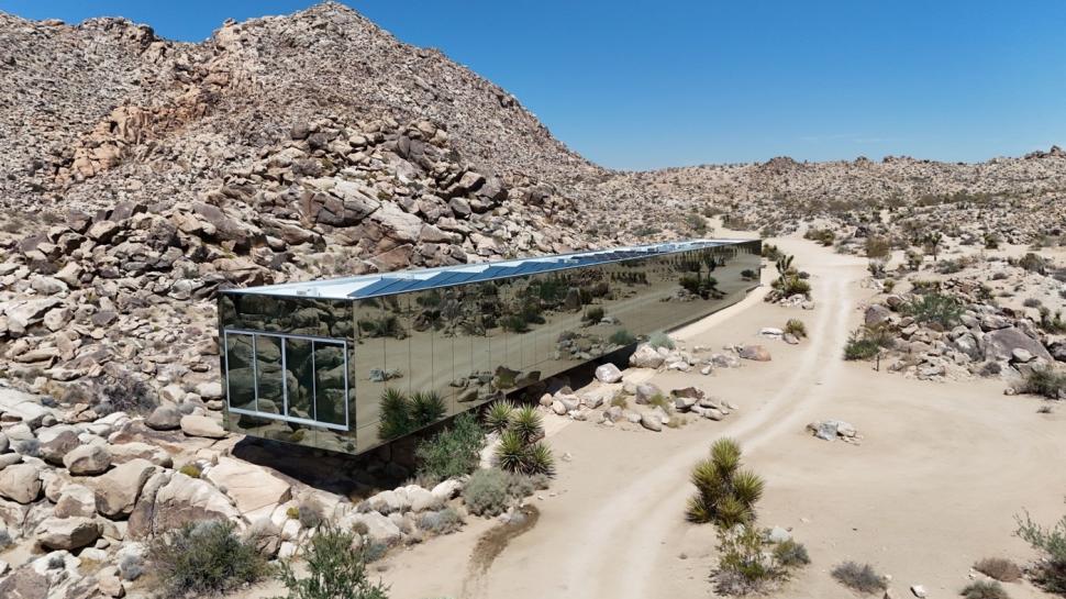 Cum arată în interior „Casa invizibilă”, acoperită cu oglinzi, care se camuflează perfect în decor. Locuința a fost scoasă la vânzare   998052