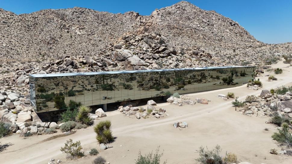 Cum arată în interior „Casa invizibilă”, acoperită cu oglinzi, care se camuflează perfect în decor. Locuința a fost scoasă la vânzare   998053