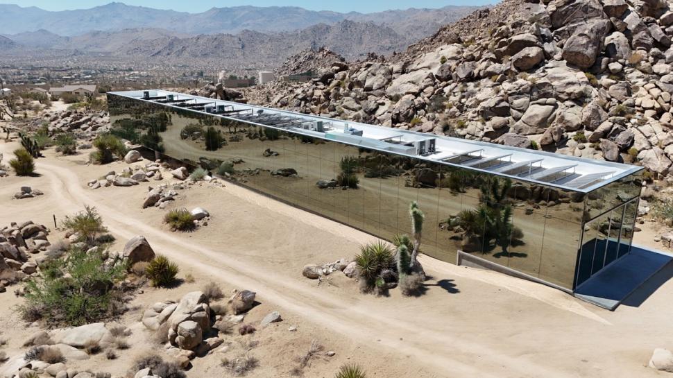 Cum arată în interior „Casa invizibilă”, acoperită cu oglinzi, care se camuflează perfect în decor. Locuința a fost scoasă la vânzare   998054