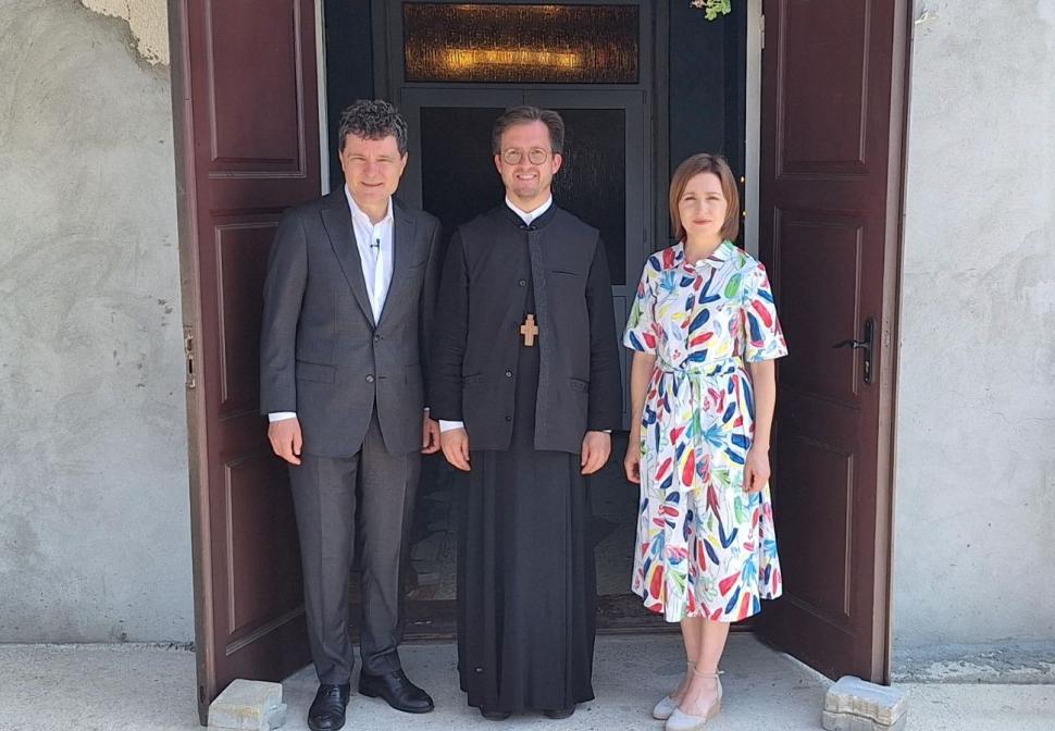Nicușor Dan și Maia Sandu au vizitat împreună o biserică și un centru social de lângă Chișinău 998125