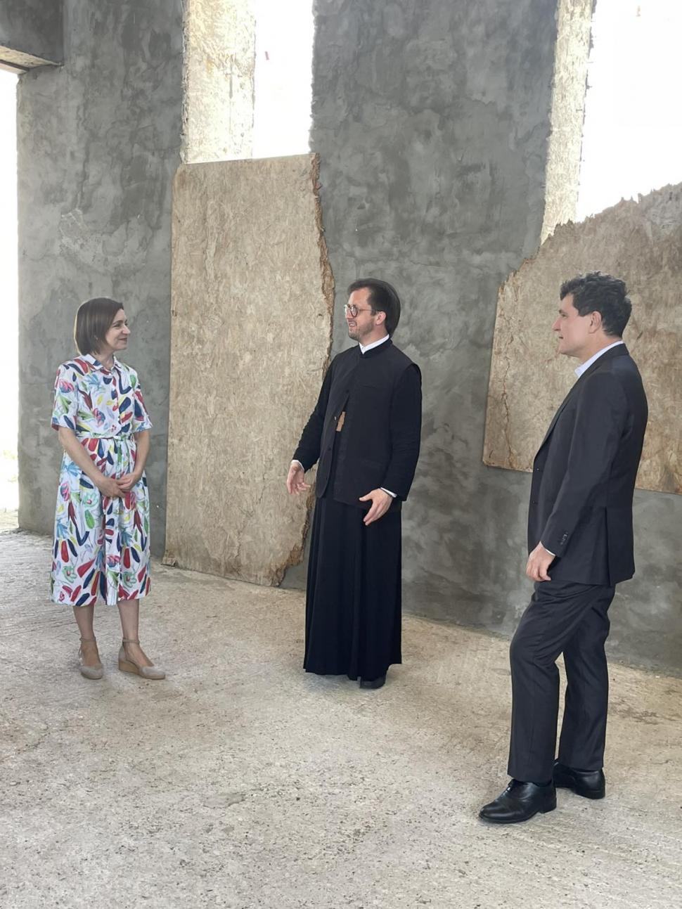 Nicușor Dan și Maia Sandu au vizitat împreună o biserică și un centru social de lângă Chișinău 998126