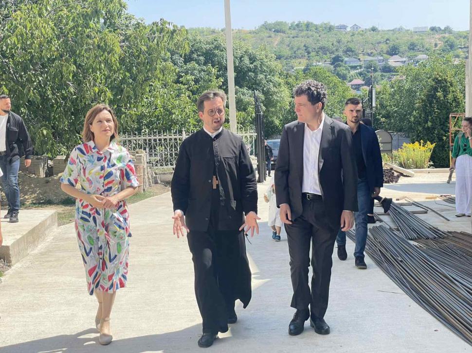 Nicușor Dan și Maia Sandu au vizitat împreună o biserică și un centru social de lângă Chișinău 998128