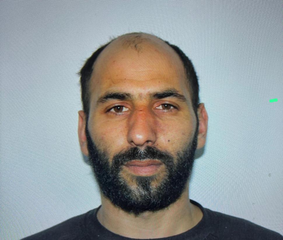 Capturare spectaculoasă, în direct. Bărbatul evadat din penitenciar a fost prins de polițiști, după ce s-a ascuns în podul unei case 998351