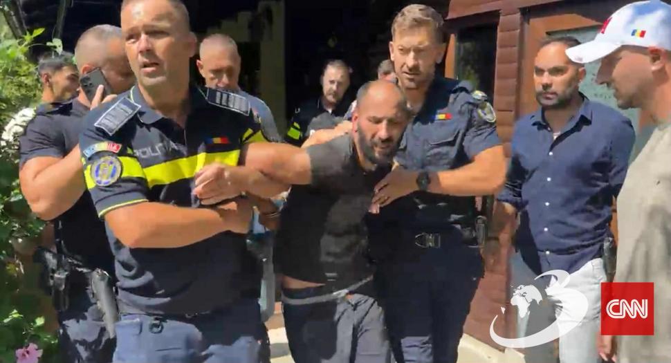 Capturare spectaculoasă, în direct. Bărbatul evadat din penitenciar a fost prins de polițiști, după ce s-a ascuns în podul unei case 998360