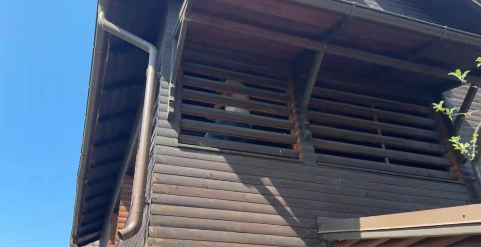 Capturare spectaculoasă, în direct. Bărbatul evadat din penitenciar a fost prins de polițiști, după ce s-a ascuns în podul unei case 998361