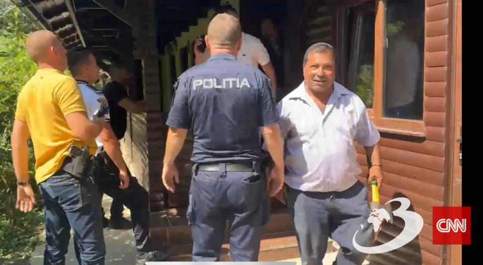 Capturare spectaculoasă, în direct. Bărbatul evadat din penitenciar a fost prins de polițiști, după ce s-a ascuns în podul unei case 998362