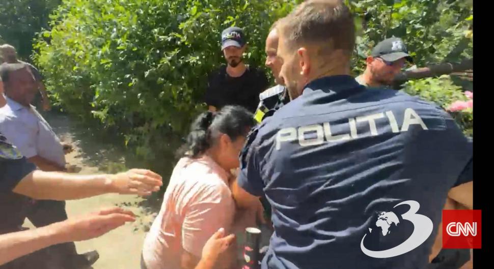 Capturare spectaculoasă, în direct. Bărbatul evadat din penitenciar a fost prins de polițiști, după ce s-a ascuns în podul unei case 998363