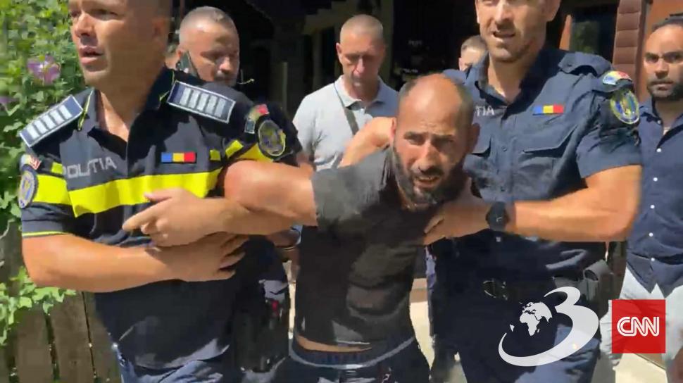 Capturare spectaculoasă, în direct. Bărbatul evadat din penitenciar a fost prins de polițiști, după ce s-a ascuns în podul unei case 998364