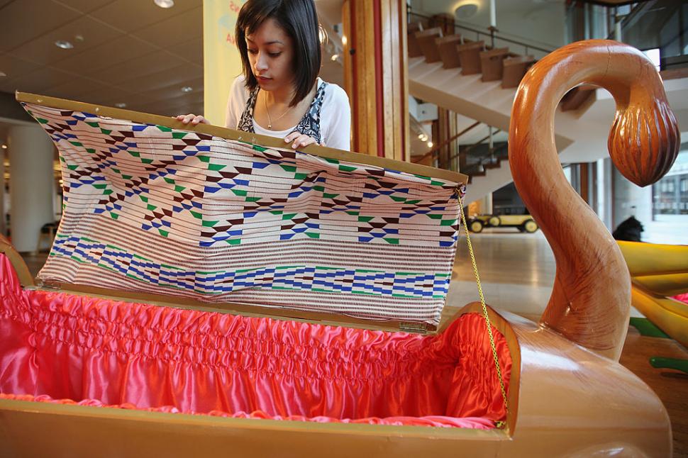 Ciudata tradiție a sicrielor fantasy din Ghana. De ce vor oamenii să fie îngropați în pești, ananas sau pantofi 998462