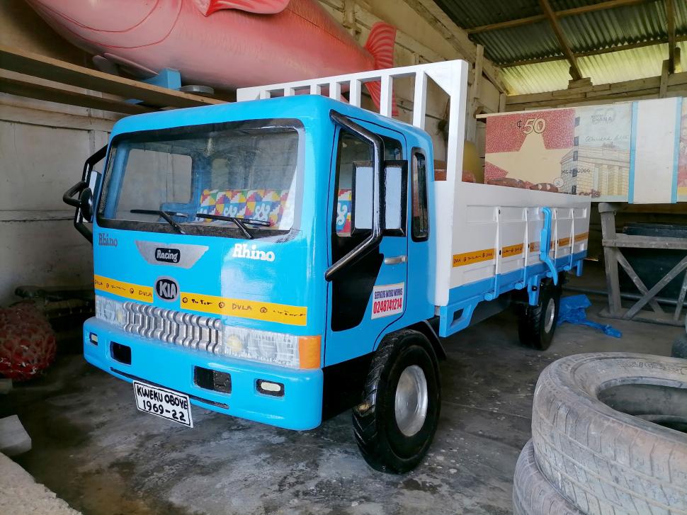 Ciudata tradiție a sicrielor fantasy din Ghana. De ce vor oamenii să fie îngropați în pești, ananas sau pantofi 998464