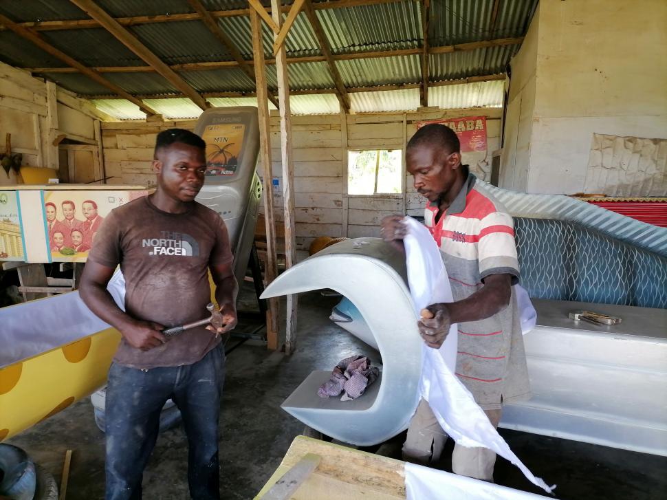 Ciudata tradiție a sicrielor fantasy din Ghana. De ce vor oamenii să fie îngropați în pești, ananas sau pantofi 998466