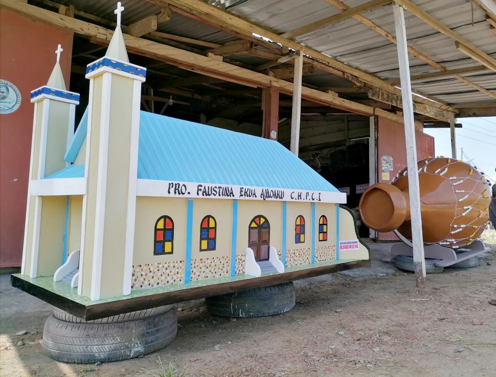 Ciudata tradiție a sicrielor fantasy din Ghana. De ce vor oamenii să fie îngropați în pești, ananas sau pantofi 998467