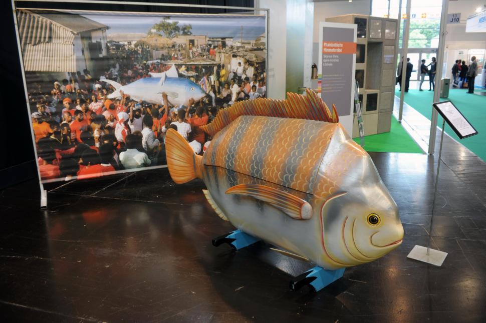 Ciudata tradiție a sicrielor fantasy din Ghana. De ce vor oamenii să fie îngropați în pești, ananas sau pantofi 998476