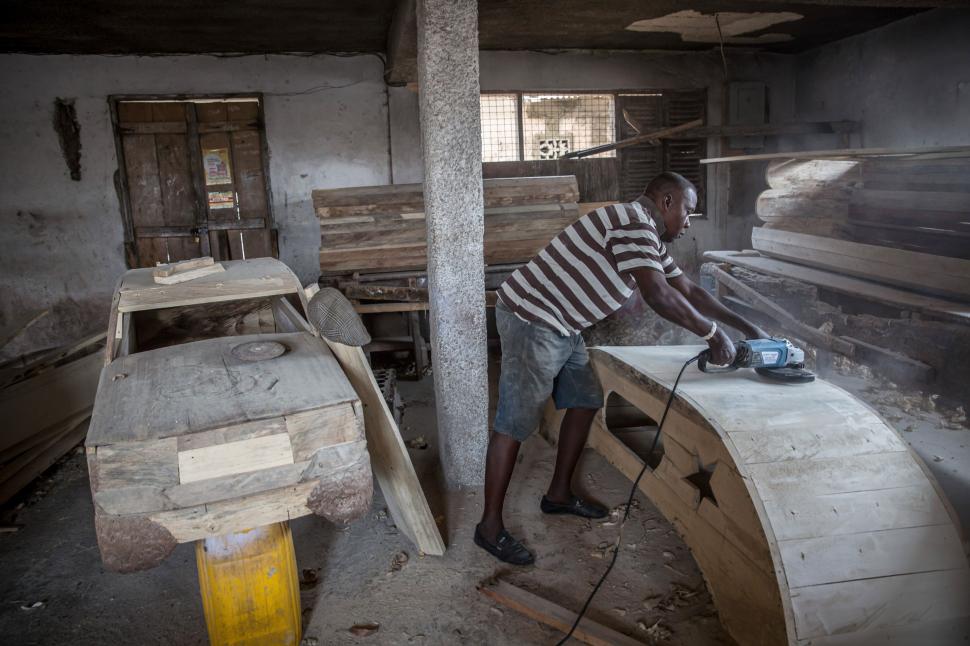 Ciudata tradiție a sicrielor fantasy din Ghana. De ce vor oamenii să fie îngropați în pești, ananas sau pantofi 998477