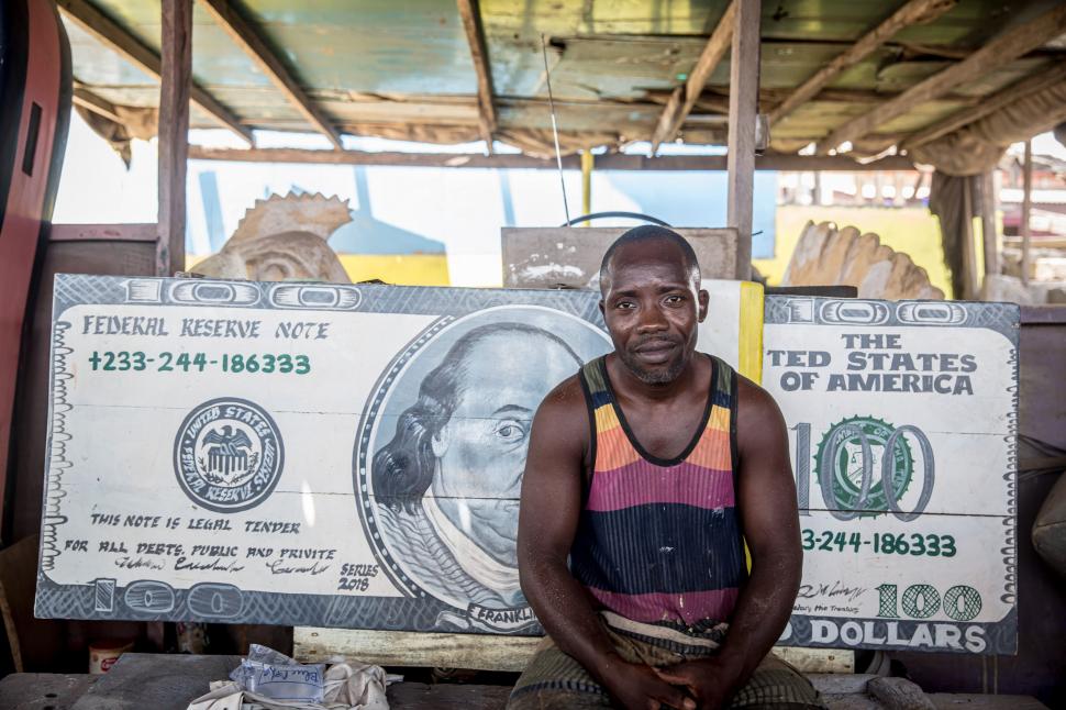 Ciudata tradiție a sicrielor fantasy din Ghana. De ce vor oamenii să fie îngropați în pești, ananas sau pantofi 998478