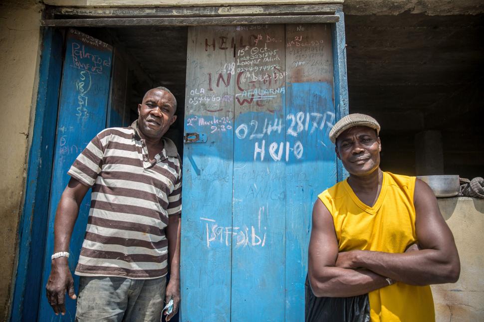 Ciudata tradiție a sicrielor fantasy din Ghana. De ce vor oamenii să fie îngropați în pești, ananas sau pantofi 998479