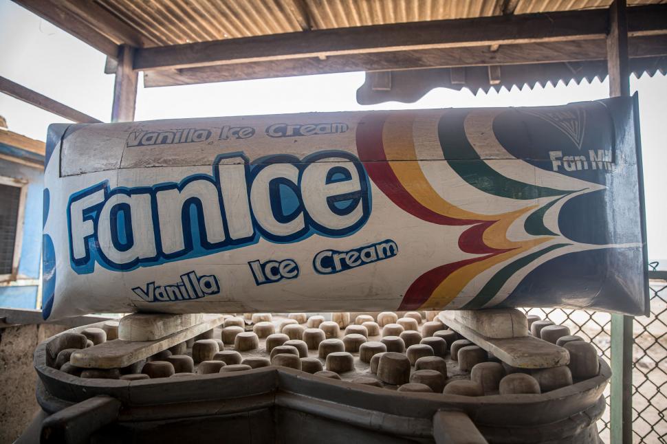 Ciudata tradiție a sicrielor fantasy din Ghana. De ce vor oamenii să fie îngropați în pești, ananas sau pantofi 998480