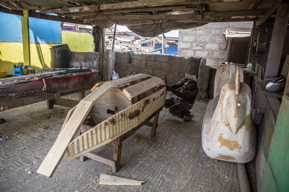 Ciudata tradiție a sicrielor fantasy din Ghana. De ce vor oamenii să fie îngropați în pești, ananas sau pantofi 998481