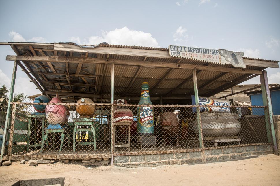 Ciudata tradiție a sicrielor fantasy din Ghana. De ce vor oamenii să fie îngropați în pești, ananas sau pantofi 998482