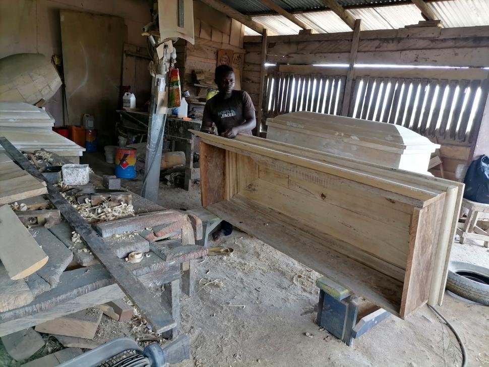 Ciudata tradiție a sicrielor fantasy din Ghana. De ce vor oamenii să fie îngropați în pești, ananas sau pantofi 998483