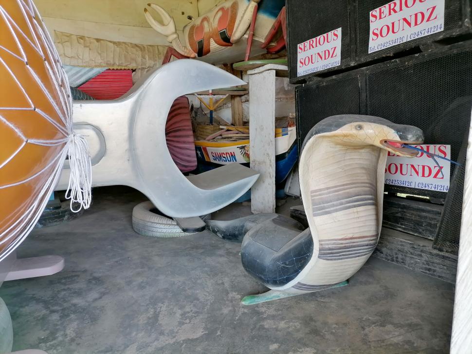 Ciudata tradiție a sicrielor fantasy din Ghana. De ce vor oamenii să fie îngropați în pești, ananas sau pantofi 998484