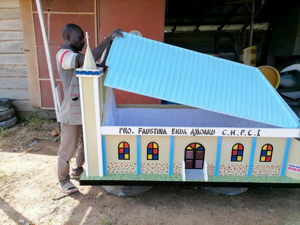 Ciudata tradiție a sicrielor fantasy din Ghana. De ce vor oamenii să fie îngropați în pești, ananas sau pantofi 998490