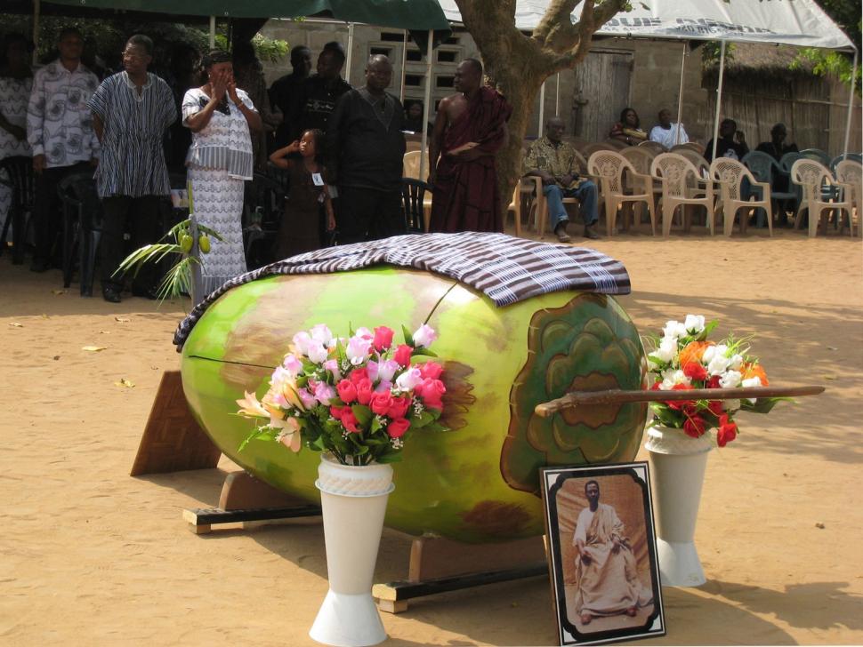 Ciudata tradiție a sicrielor fantasy din Ghana. De ce vor oamenii să fie îngropați în pești, ananas sau pantofi 998492