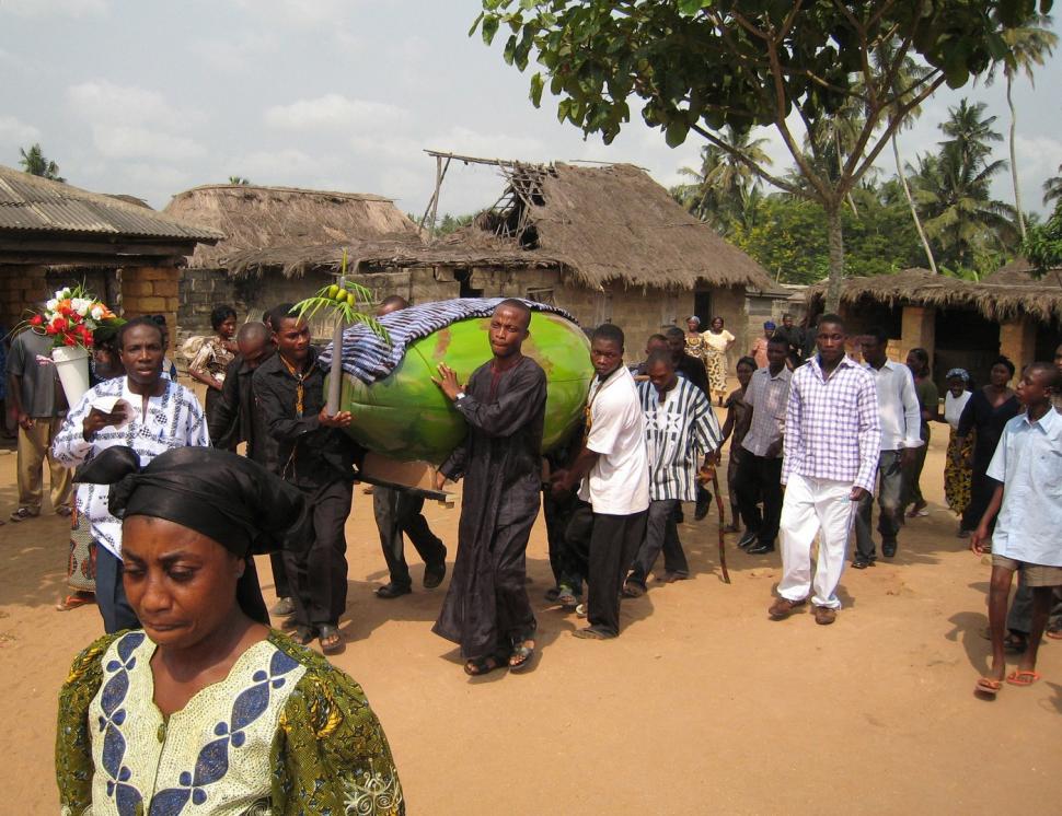 Ciudata tradiție a sicrielor fantasy din Ghana. De ce vor oamenii să fie îngropați în pești, ananas sau pantofi 998493
