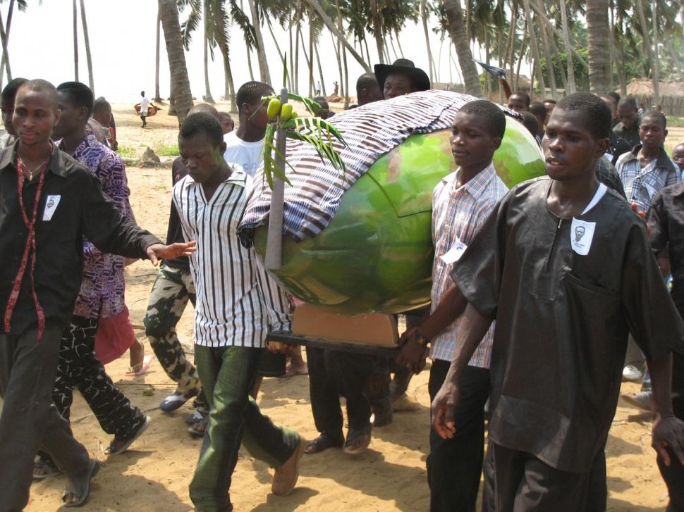 Ciudata tradiție a sicrielor fantasy din Ghana. De ce vor oamenii să fie îngropați în pești, ananas sau pantofi 998494