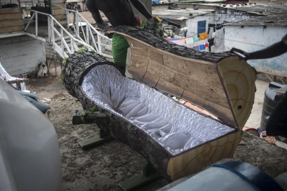 Ciudata tradiție a sicrielor fantasy din Ghana. De ce vor oamenii să fie îngropați în pești, ananas sau pantofi 998496