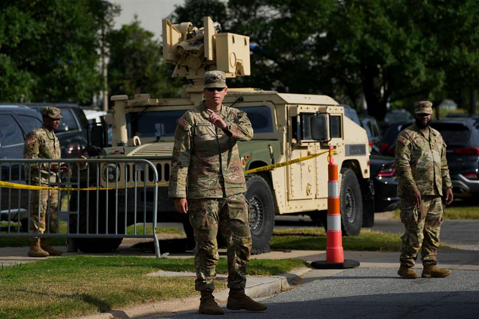 Garda Națională și blindatele armatei SUA au împânzit Washingtonul iar militarii ridică baricade. Casa Albă: E doar începutul 998274