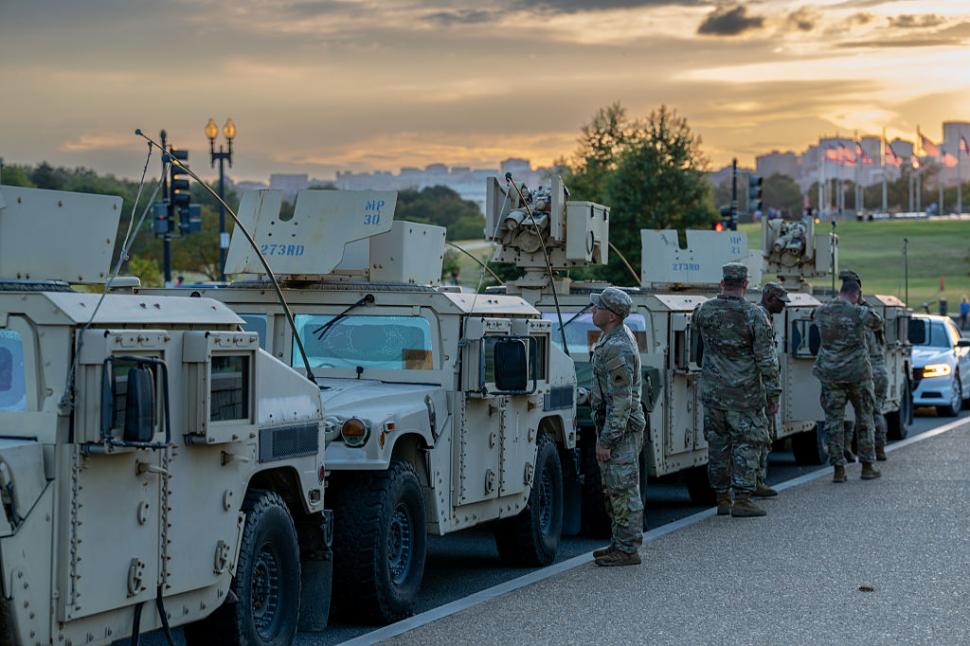 Garda Națională și blindatele armatei SUA au împânzit Washingtonul iar militarii ridică baricade. Casa Albă: E doar începutul 998275