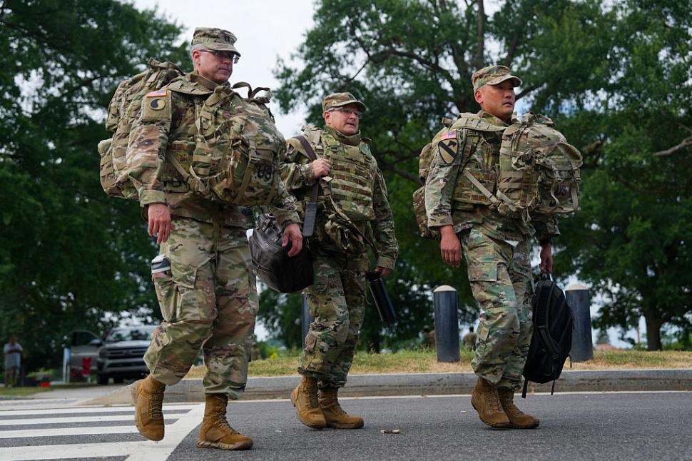 Garda Națională și blindatele armatei SUA au împânzit Washingtonul iar militarii ridică baricade. Casa Albă: E doar începutul 998276