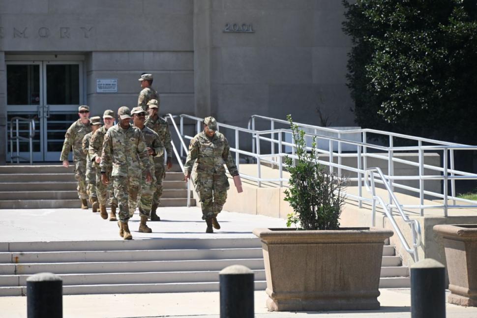 Garda Națională și blindatele armatei SUA au împânzit Washingtonul iar militarii ridică baricade. Casa Albă: E doar începutul 998278