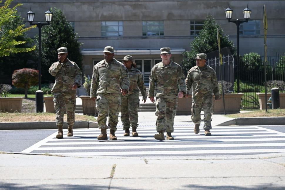 Garda Națională și blindatele armatei SUA au împânzit Washingtonul iar militarii ridică baricade. Casa Albă: E doar începutul 998279