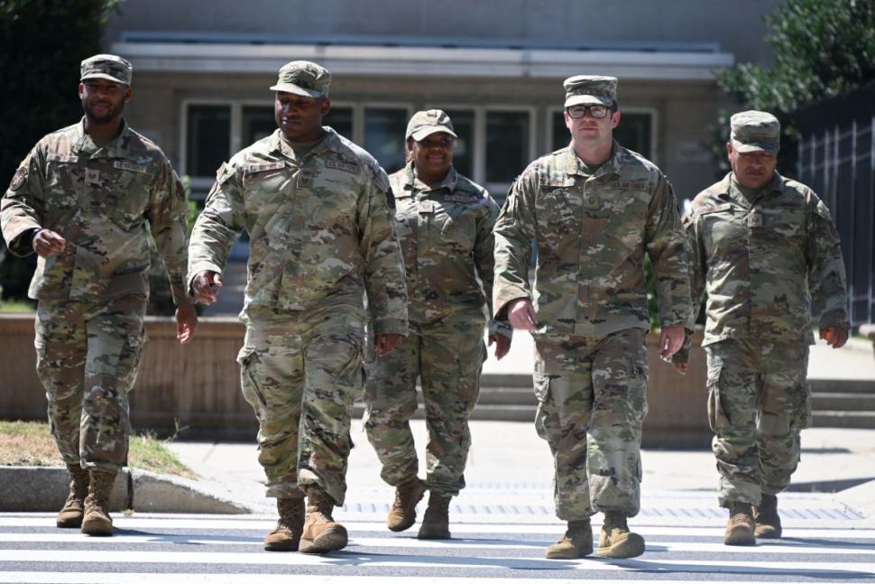 Garda Națională și blindatele armatei SUA au împânzit Washingtonul iar militarii ridică baricade. Casa Albă: E doar începutul 998280