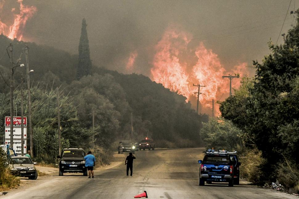 Grecia e mistuită de foc. Incendii puternice în mai multe destinații turistice. Evacuări în Zakynthos, focul se vede din satelit 998567
