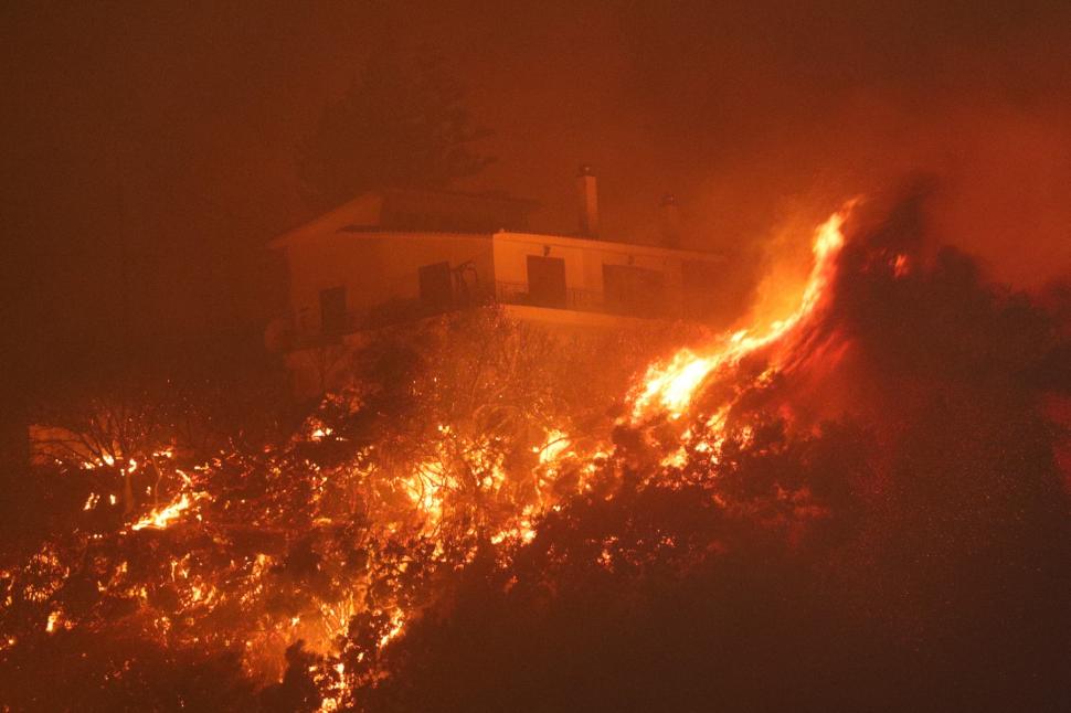 Grecia e mistuită de foc. Incendii puternice în mai multe destinații turistice. Evacuări în Zakynthos, focul se vede din satelit 998568