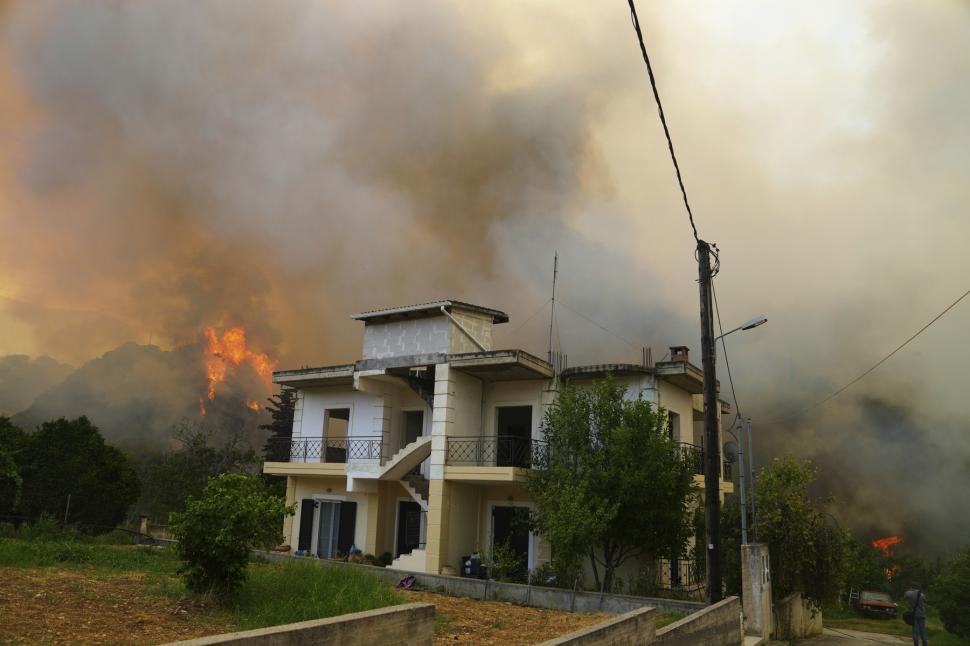Grecia e mistuită de foc. Incendii puternice în mai multe destinații turistice. Evacuări în Zakynthos, focul se vede din satelit 998569
