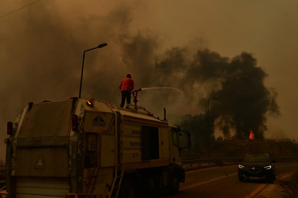 Grecia e mistuită de foc. Incendii puternice în mai multe destinații turistice. Evacuări în Zakynthos, focul se vede din satelit 998570