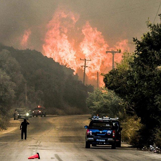 Grecia e mistuită de foc. Incendii puternice în mai multe destinații turistice. Evacuări în Zakynthos, focul se vede din satelit 998571