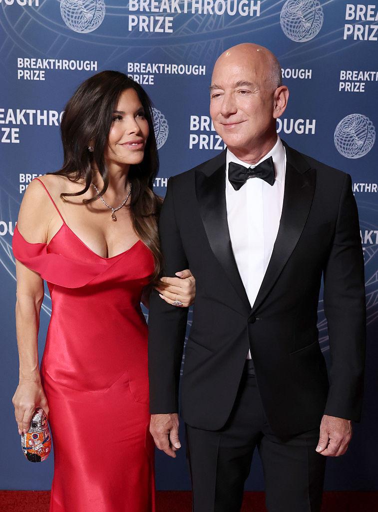 Jeff Bezos ar vrea să-și pună noua soție într-un rol important din viitorul film James Bond: „E obsedat. Nu e doar o fantezie” 998311