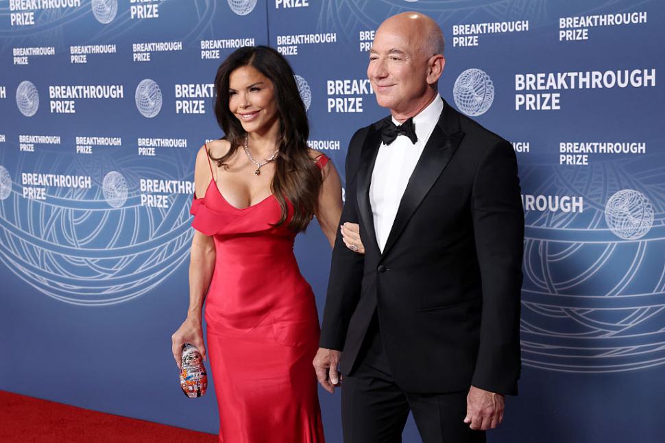 Jeff Bezos ar vrea să-și pună noua soție într-un rol important din viitorul film James Bond: „E obsedat. Nu e doar o fantezie” 998317