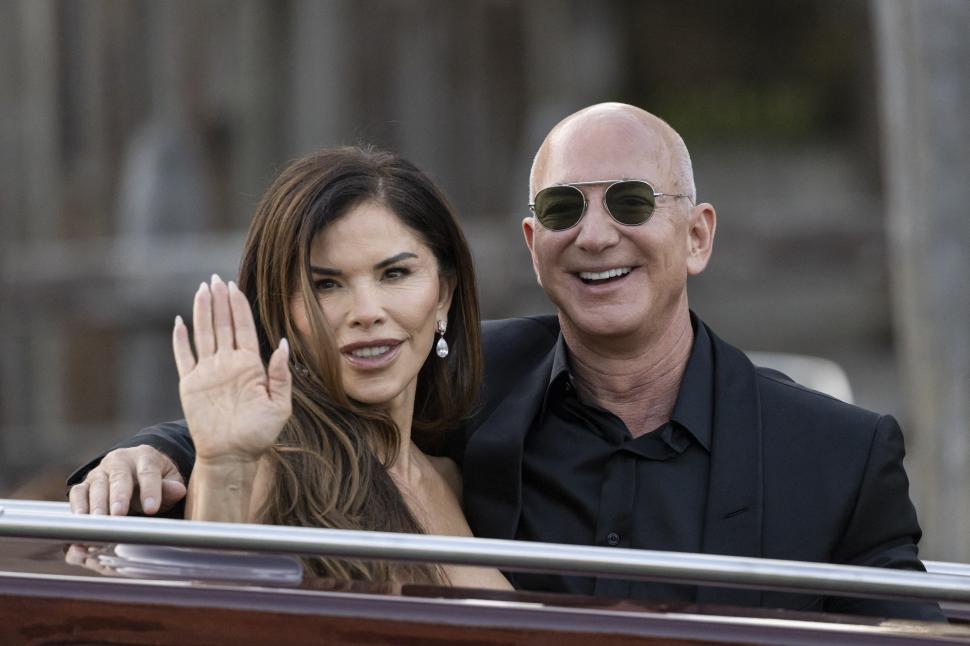 Jeff Bezos ar vrea să-și pună noua soție într-un rol important din viitorul film James Bond: „E obsedat. Nu e doar o fantezie” 998327